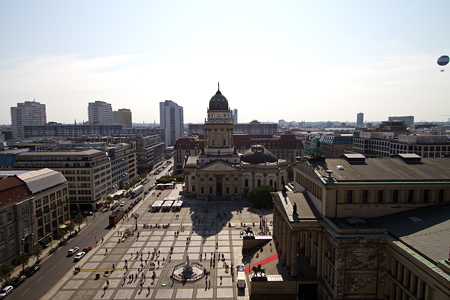 Die Aussicht vom französischen Dom auf den Deutschen Dom Die Aussicht vom französischen Dom auf den Deutschen Dom