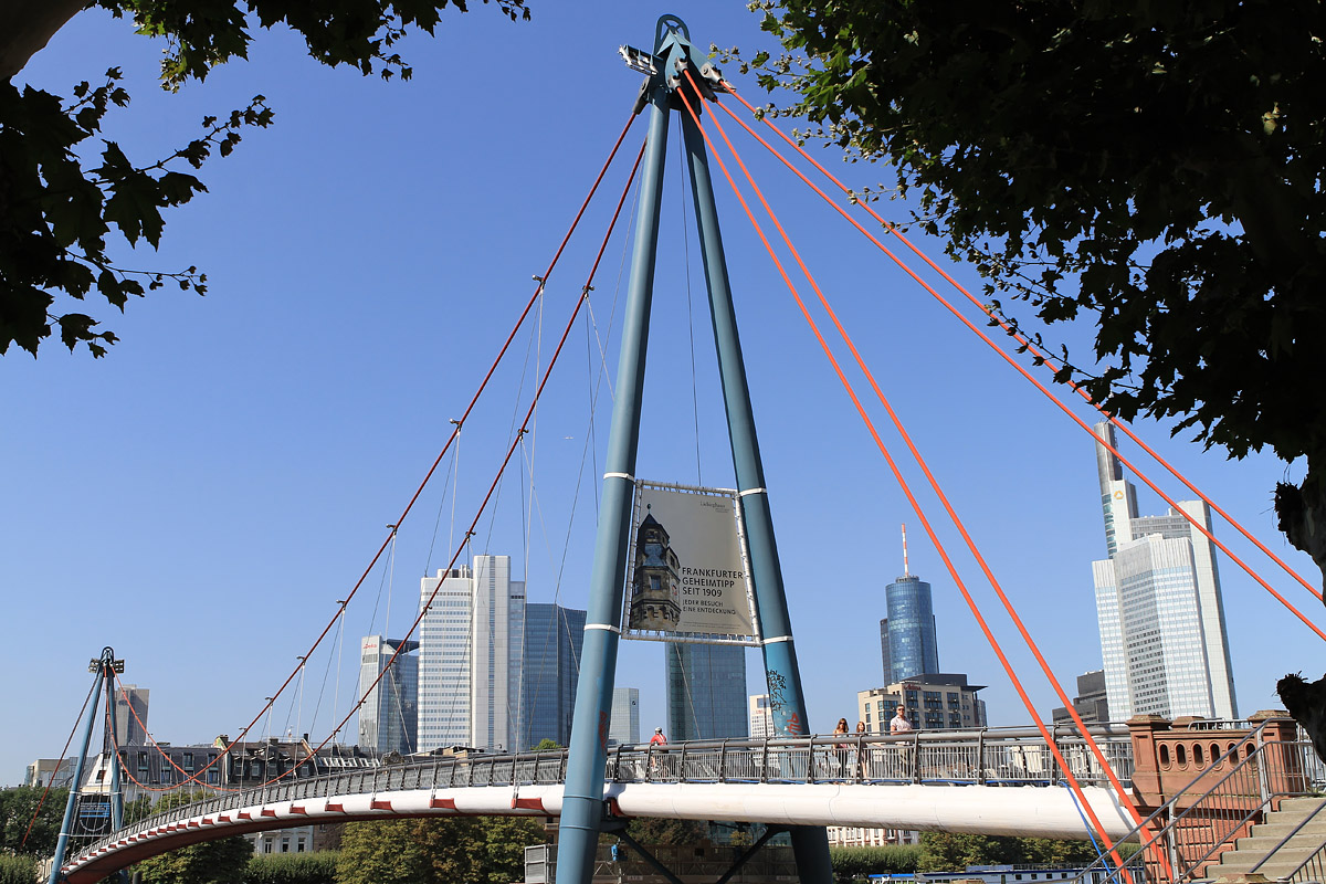 Blick auf die Holbeinsteg H&auml;ngebr&uuml;cke