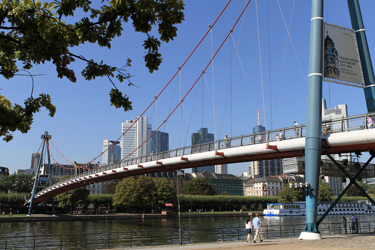 Die graziele Holbeinsteg H&auml;ngebr&uuml;cke in Frankfurt Main