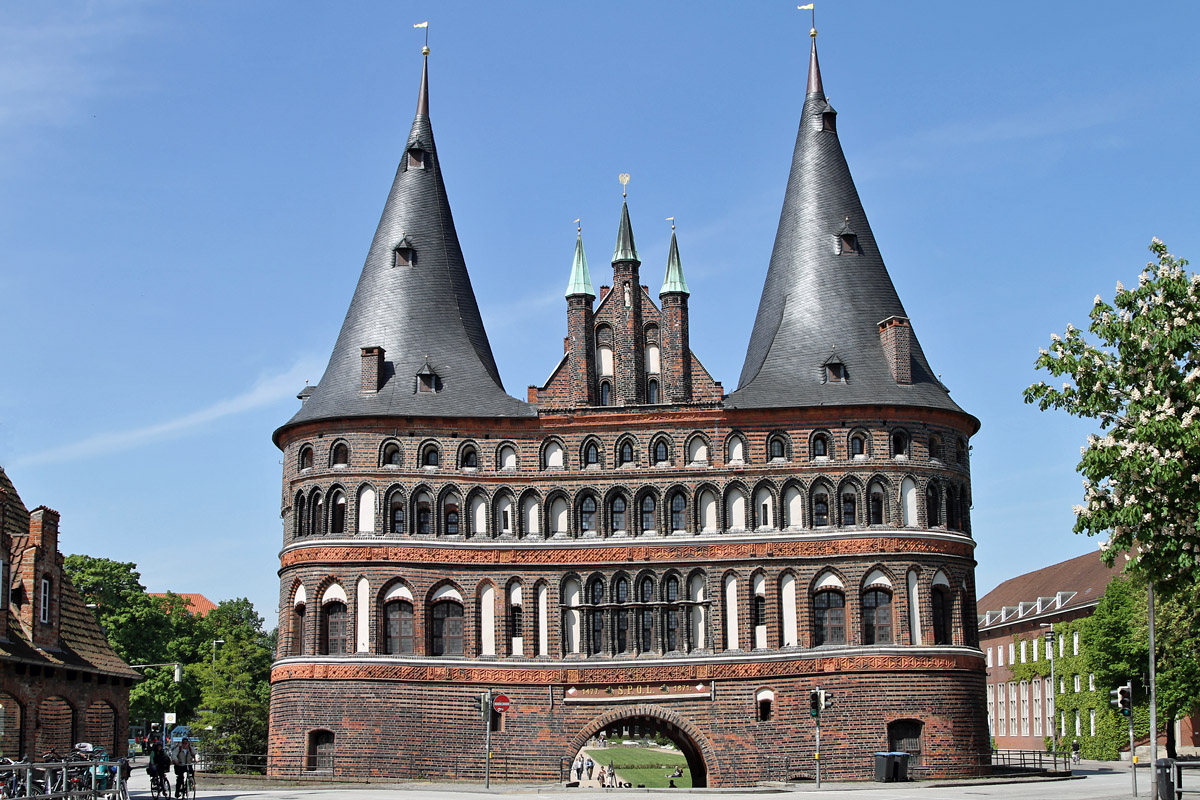 Stadtseitiger Blick auf das Holstentor.